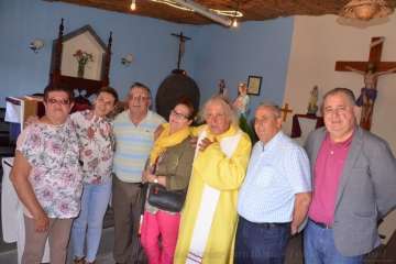 Un vecino echa un cable para la misa en Tecén (Foto Francisco J. Santana)